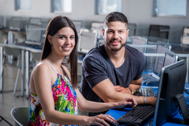 Estudiantes hombre y mujer en laboratorio de computación